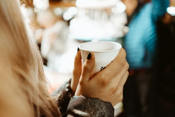 冰淇淋工厂的甜蜜革命：一个关于梦想与坚持的商业寓言