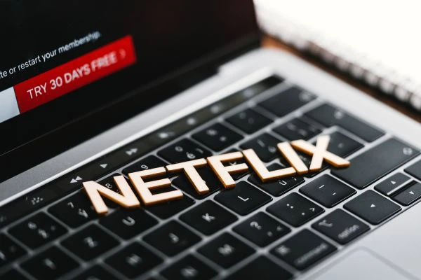 《发丝间的生命密码：解读<头发的故事>中的深层隐喻》