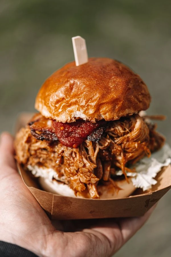 《读女孩的故事：一场穿越心灵花园的文学漫步》