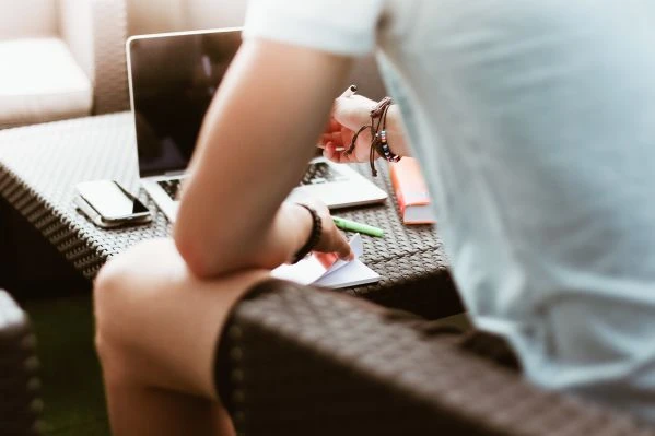 《金钱与爱情的博弈:从<富翁和妻子的故事>看人性的真实底色》