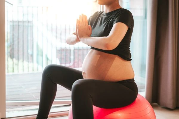 《背影里的父爱如山：朱自清经典散文中的情感密码与时代回响》